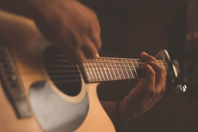 Czy warto uczyć się grać na gitarze?