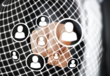 Spędzanie czasu na portalach społecznościowych.