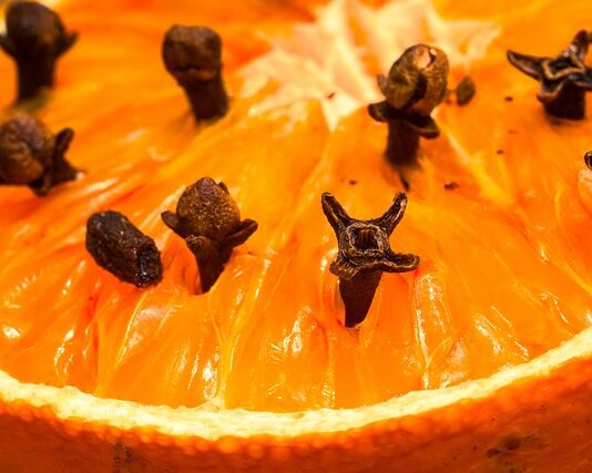 Jak zrobić odświeżacz powietrza z cytryny? Jak zrobić odświeżacz powietrza z cytryny?