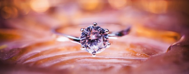 Kto płaci za pierścionek zaręczynowy?