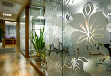 Ścianka szklana z naadrukiem w biurze