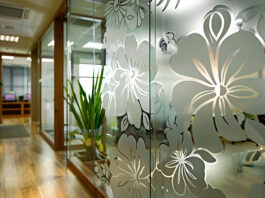 Ścianka szklana z naadrukiem w biurze